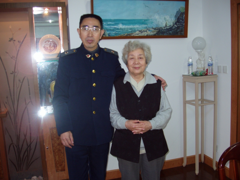 师生情深杨德恭与老师陈明强.JPG